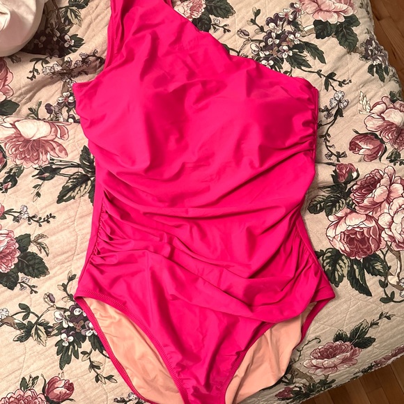 J Crew One Shoulder Ruched Swimsuit. Pink / Fuschia. NWT. - Picture 4 of 4